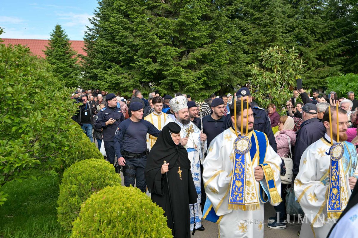 Revărsare de har tămăduitor la izvorul Mănăstirii Ghighiu 294977