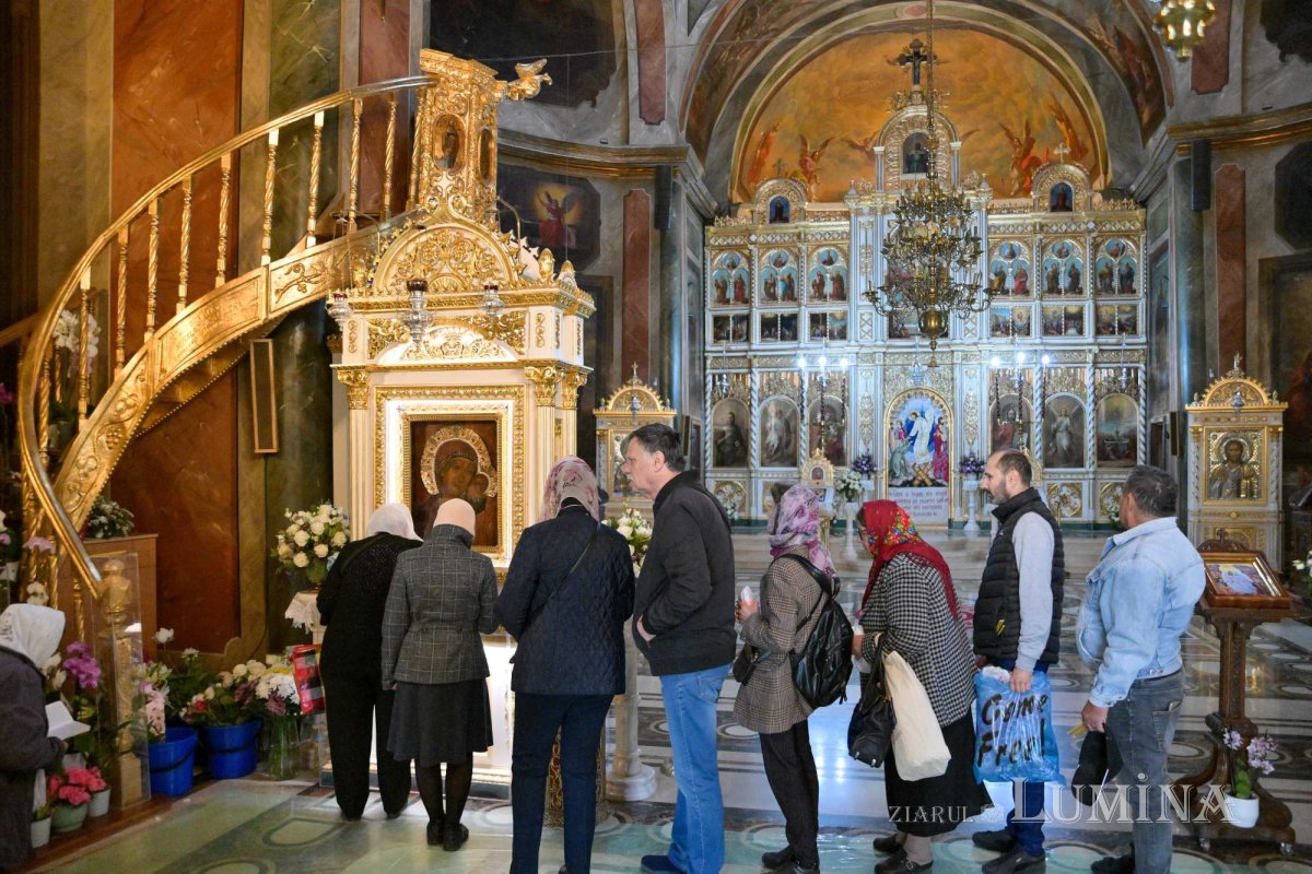 Revărsare de har tămăduitor la izvorul Mănăstirii Ghighiu 294979