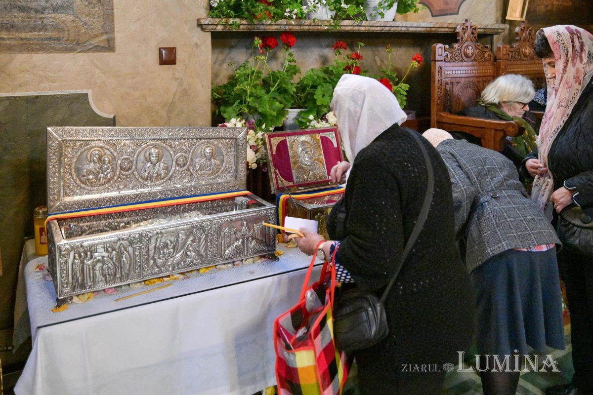 Revărsare de har tămăduitor la izvorul Mănăstirii Ghighiu 294980