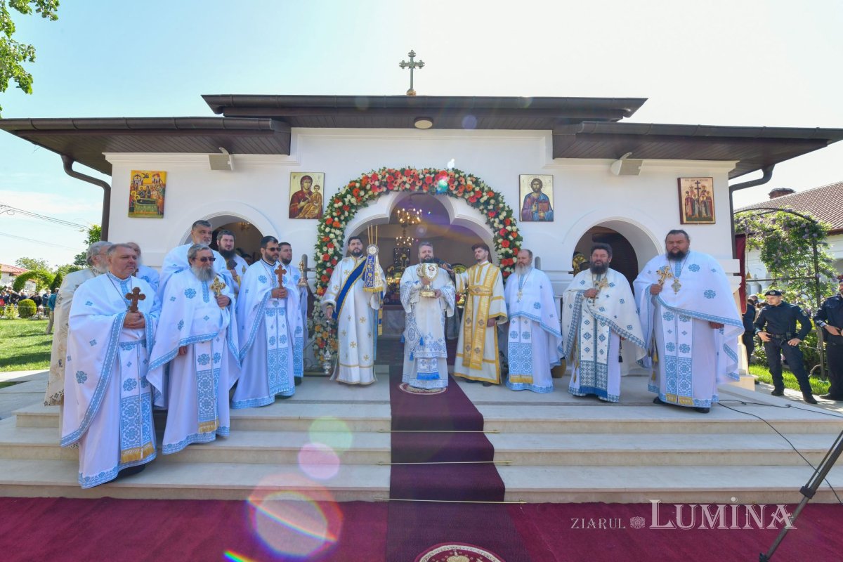 Revărsare de har tămăduitor la izvorul Mănăstirii Ghighiu 294981