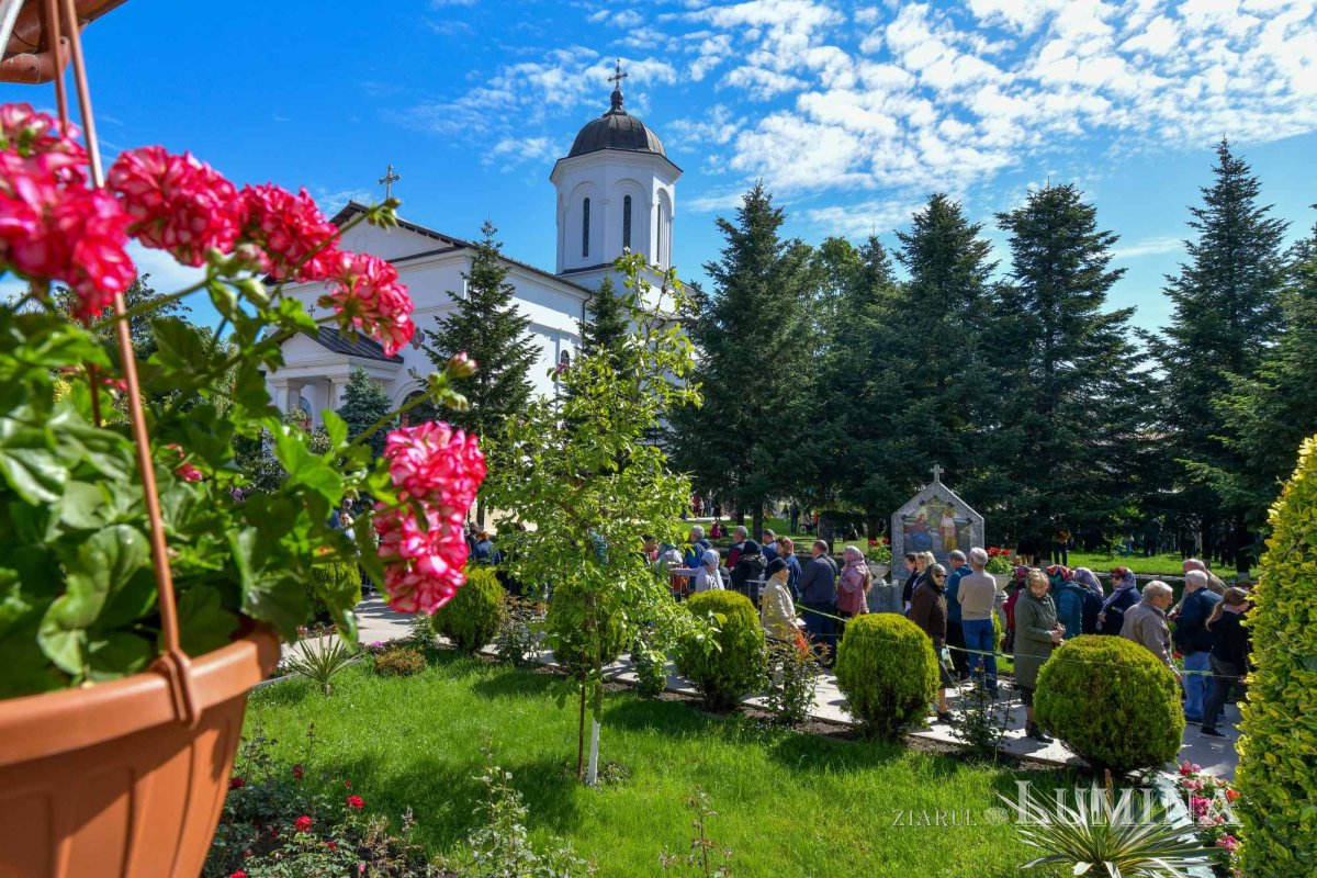 Revărsare de har tămăduitor la izvorul Mănăstirii Ghighiu 294983