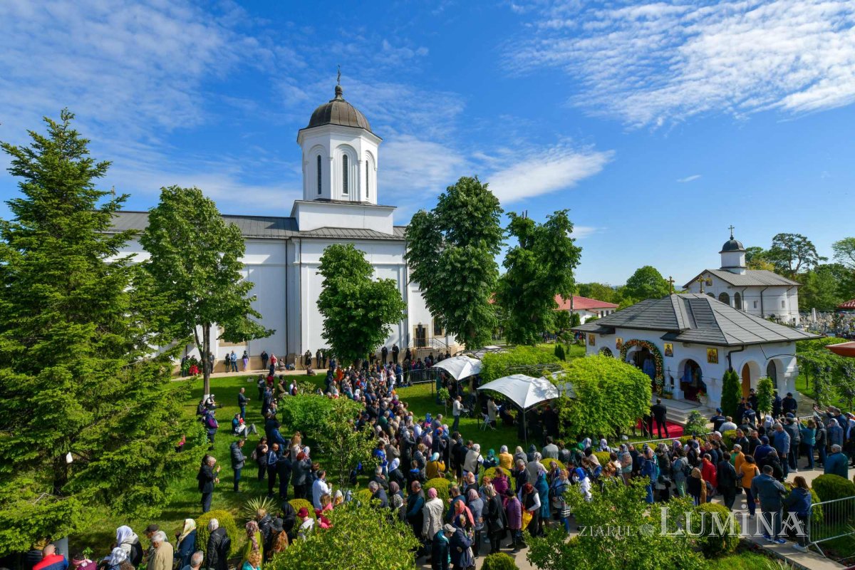 Revărsare de har tămăduitor la izvorul Mănăstirii Ghighiu 294984
