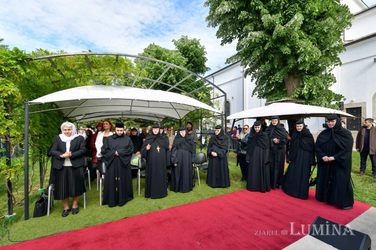 Revărsare de har tămăduitor la izvorul Mănăstirii Ghighiu 294986