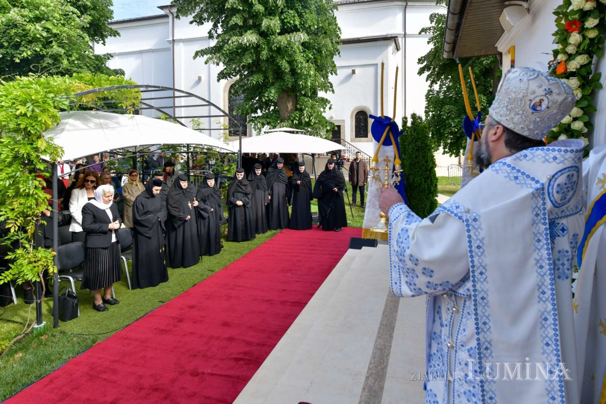 Revărsare de har tămăduitor la izvorul Mănăstirii Ghighiu 294988