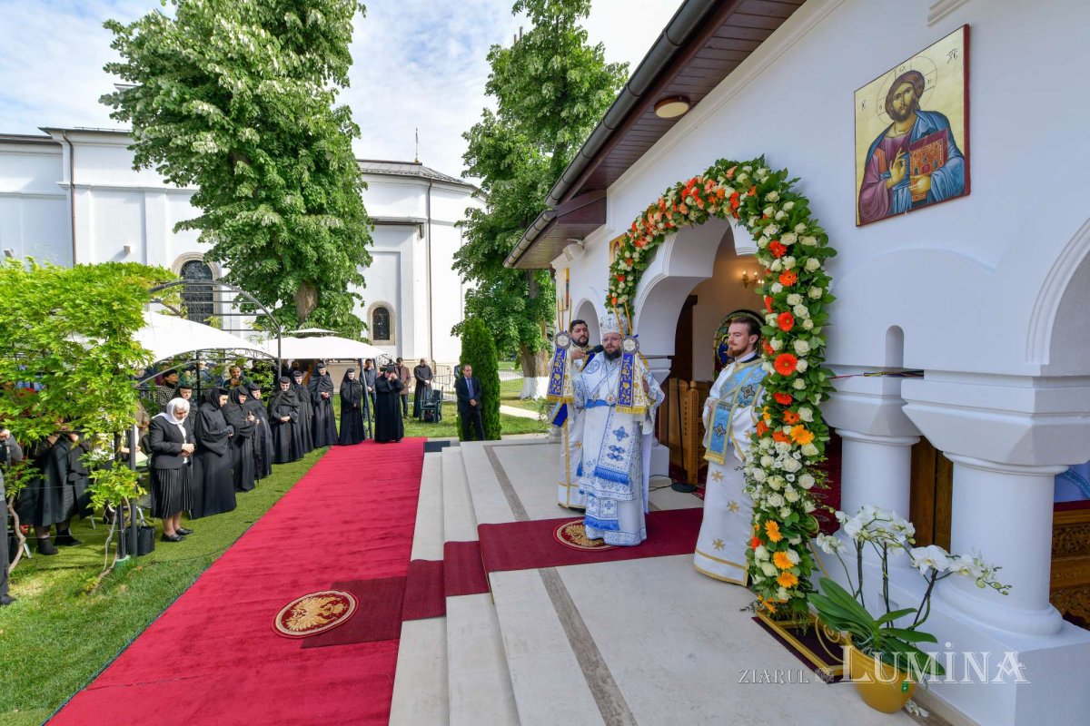 Revărsare de har tămăduitor la izvorul Mănăstirii Ghighiu 294990