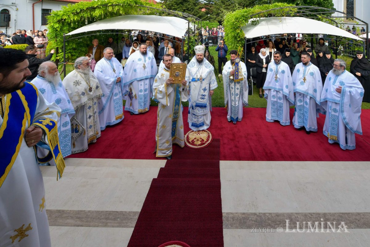 Revărsare de har tămăduitor la izvorul Mănăstirii Ghighiu 294991