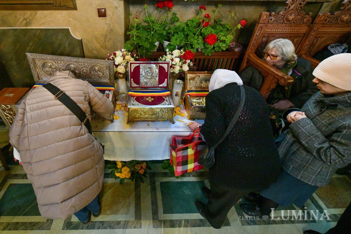 Revărsare de har tămăduitor la izvorul Mănăstirii Ghighiu 294993