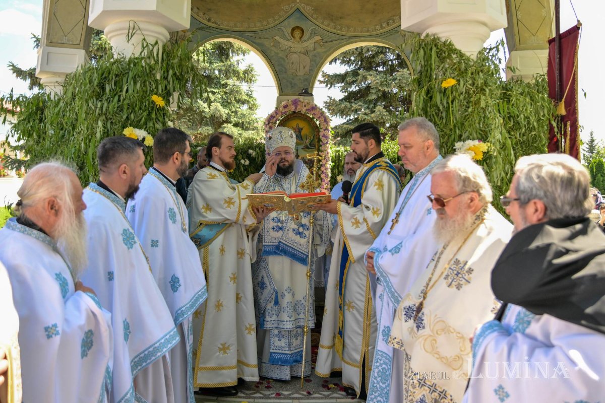 Revărsare de har tămăduitor la izvorul Mănăstirii Ghighiu 294995