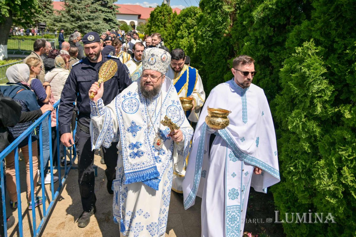 Revărsare de har tămăduitor la izvorul Mănăstirii Ghighiu 294996