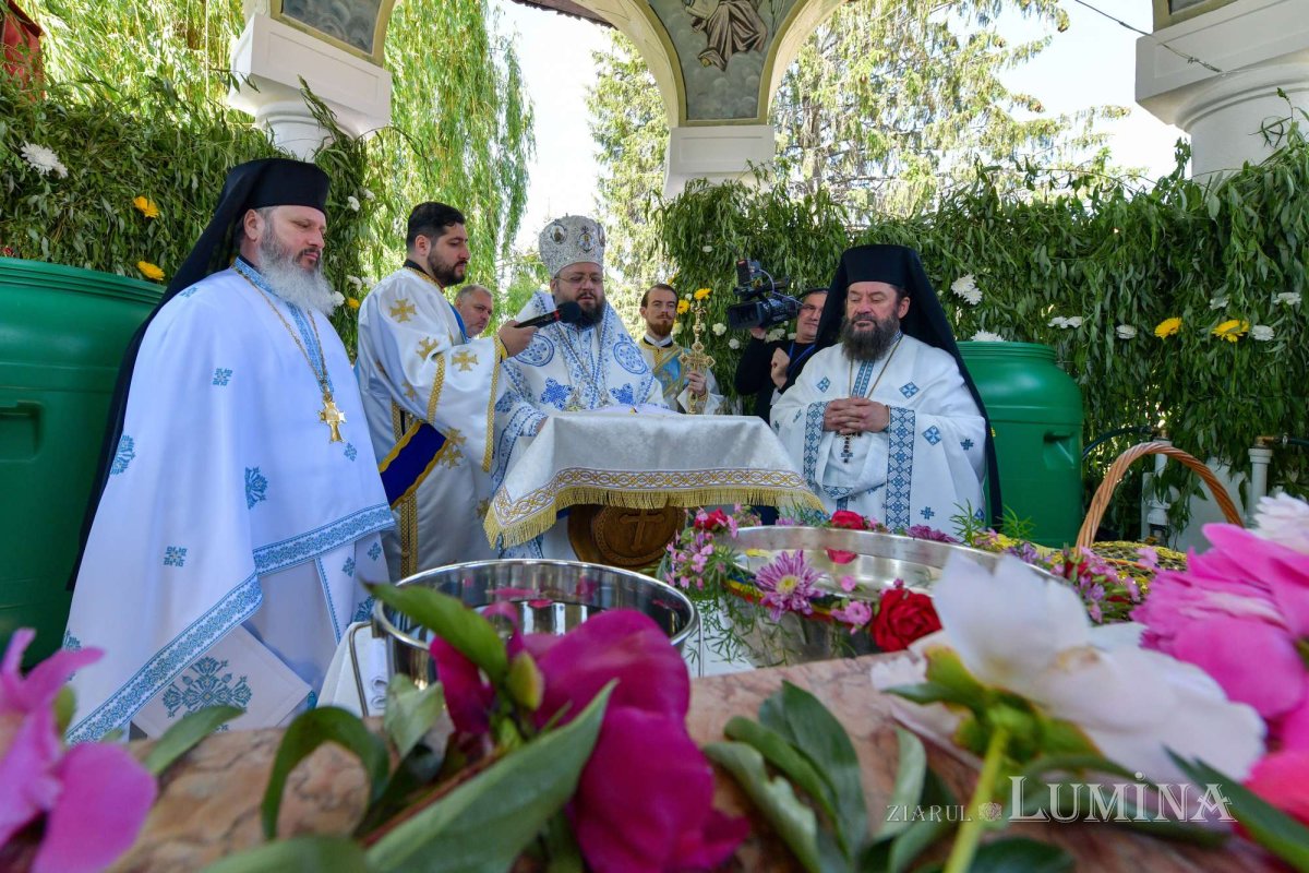 Revărsare de har tămăduitor la izvorul Mănăstirii Ghighiu 294997