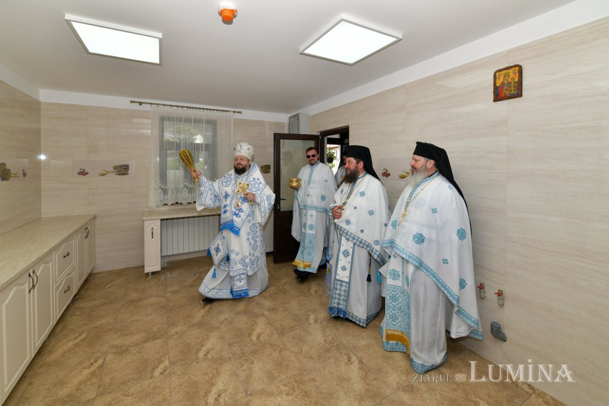 Revărsare de har tămăduitor la izvorul Mănăstirii Ghighiu 294999