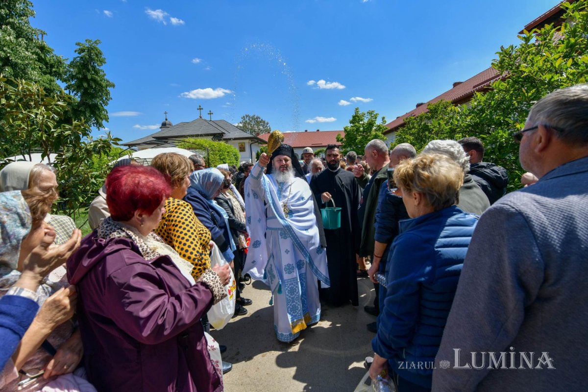 Revărsare de har tămăduitor la izvorul Mănăstirii Ghighiu 295001