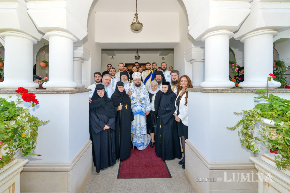 Revărsare de har tămăduitor la izvorul Mănăstirii Ghighiu 295002