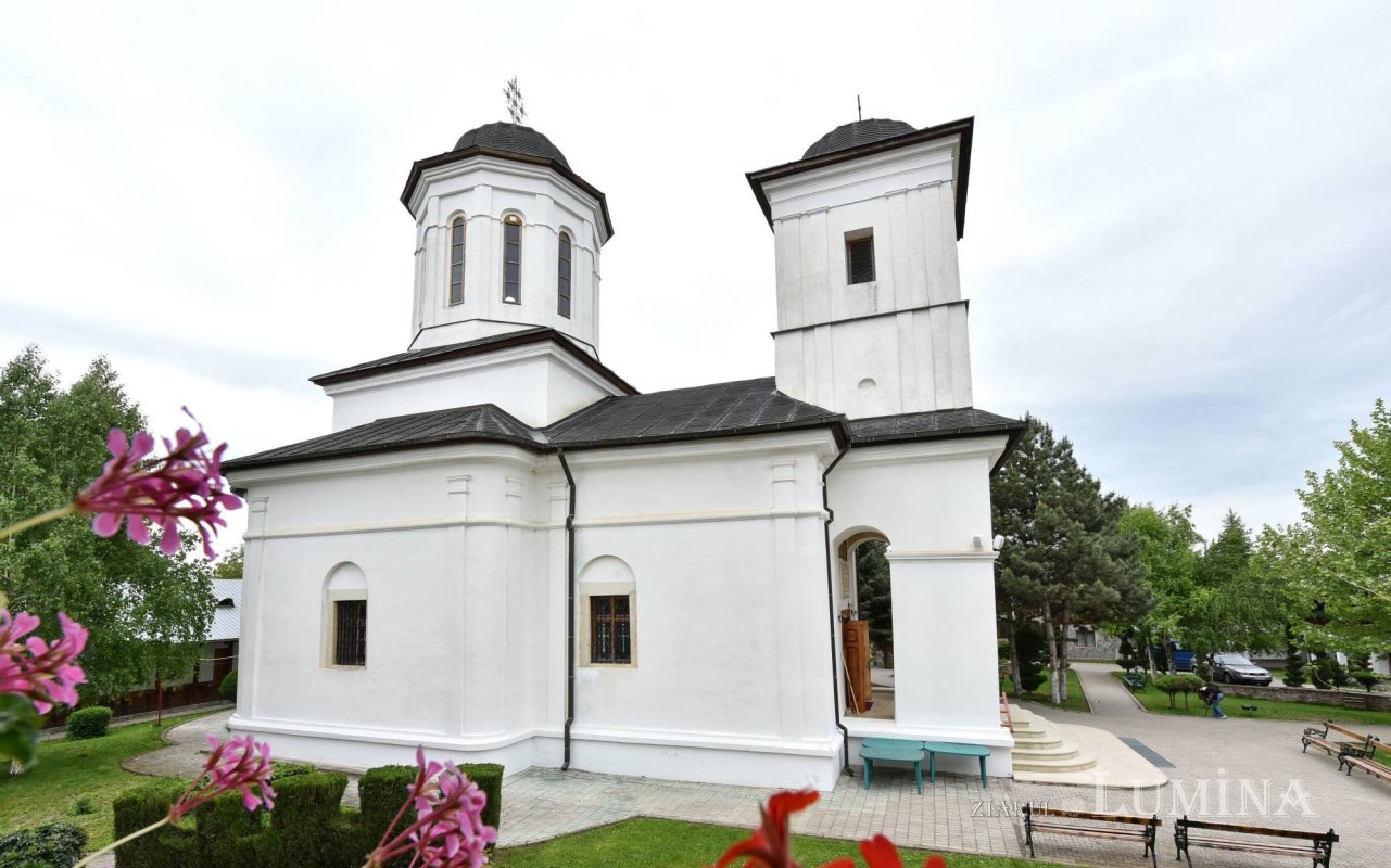 Sclipirile Luminii: Mănăstirea Nucet  294906