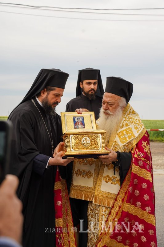 Pelerinaj cu sfinte moaște la o mănăstire din Teleorman 295893