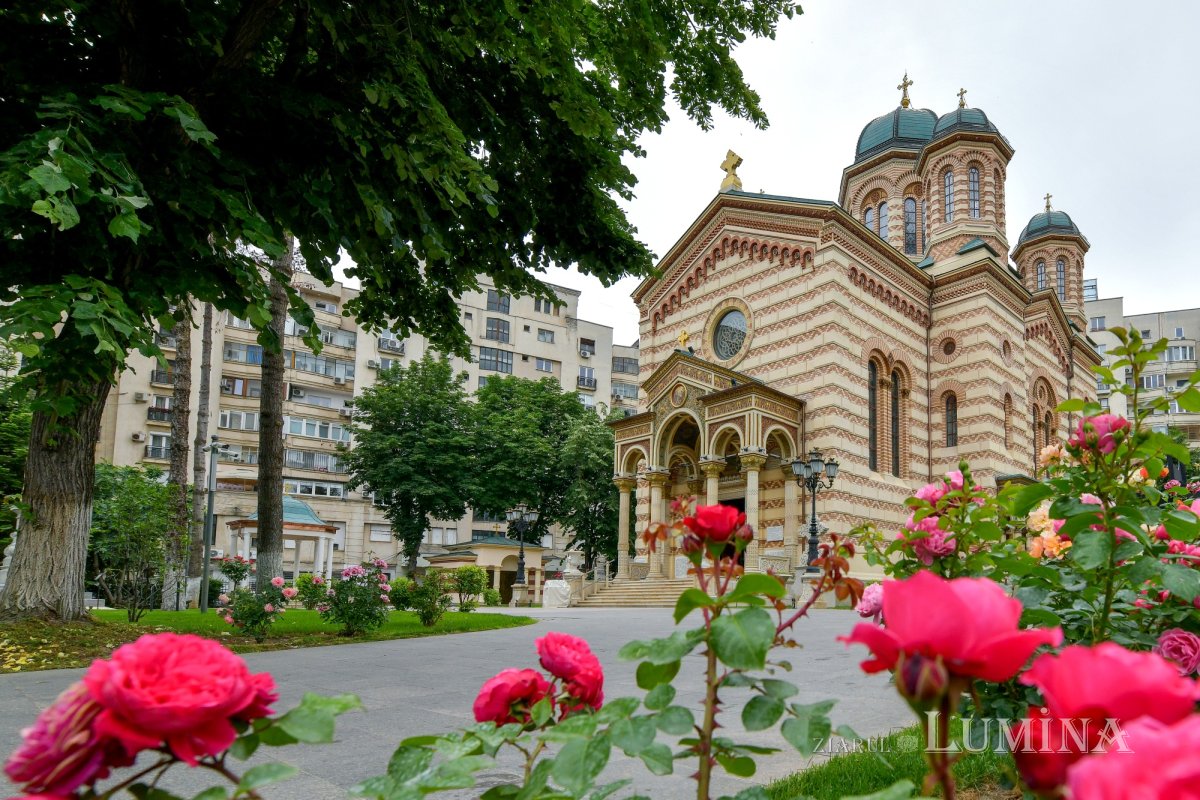Strălucire liturgică la o biserică istorică monumentală 296002