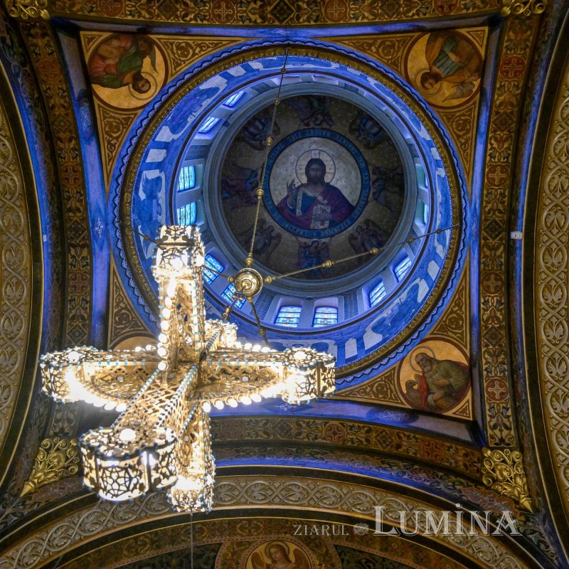 Strălucire liturgică la o biserică istorică monumentală 296003