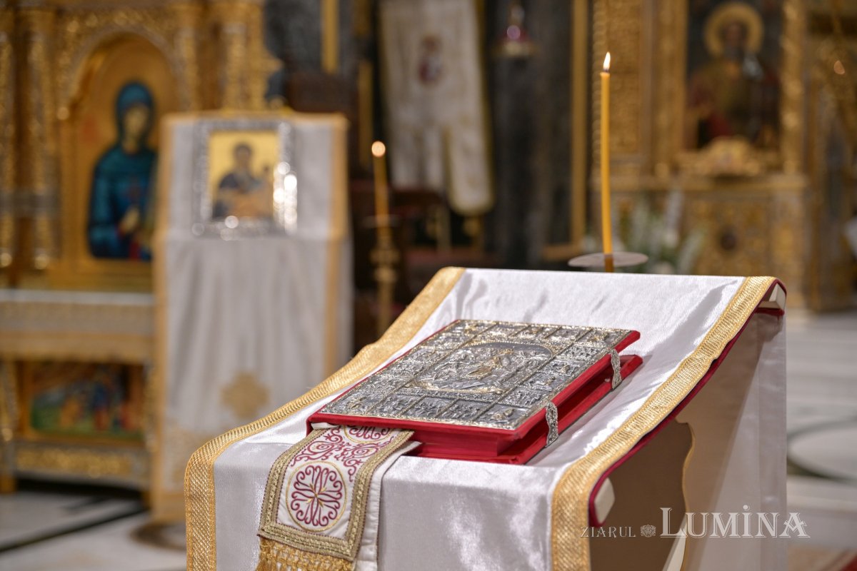 Strălucire liturgică la o biserică istorică monumentală 296004