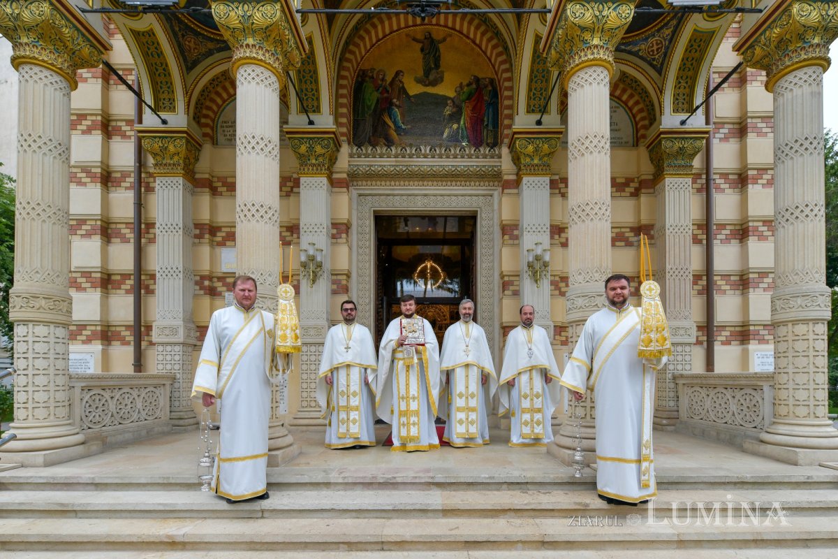 Strălucire liturgică la o biserică istorică monumentală 296005