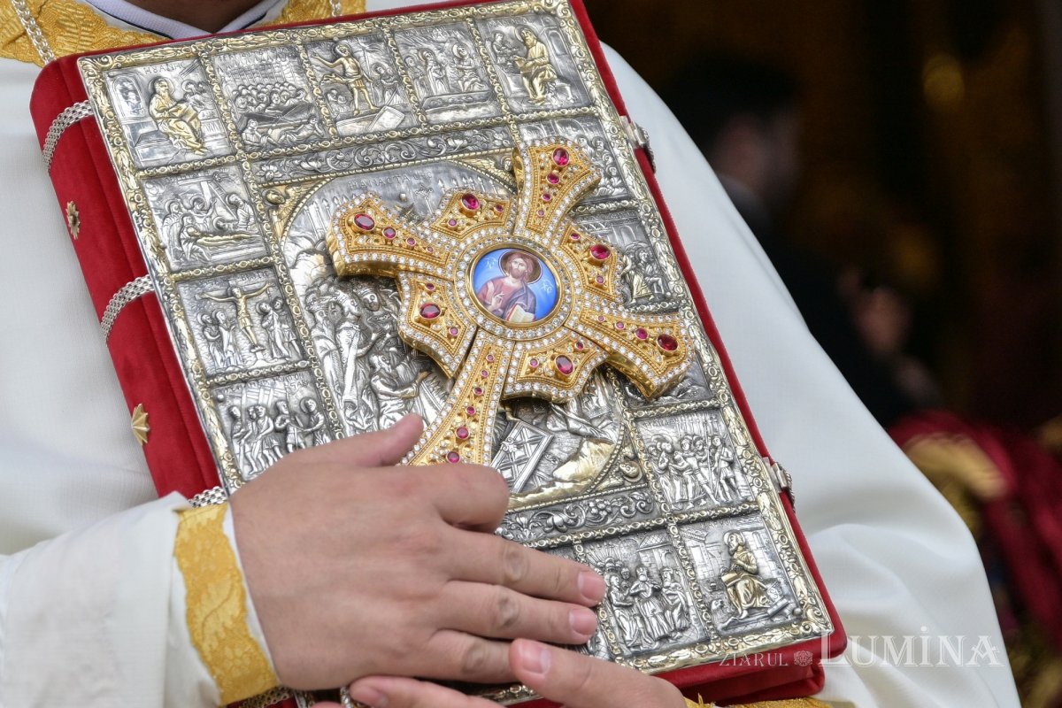 Strălucire liturgică la o biserică istorică monumentală 296006