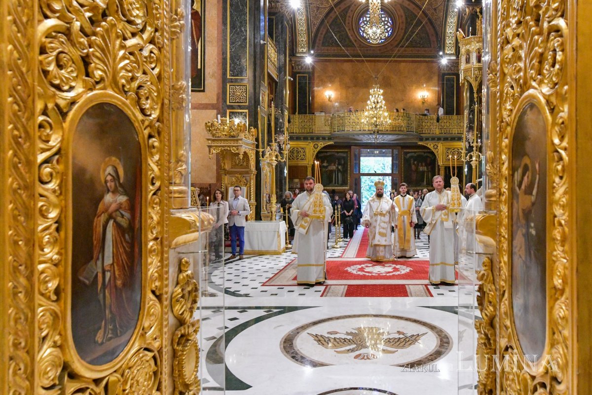 Strălucire liturgică la o biserică istorică monumentală 296010