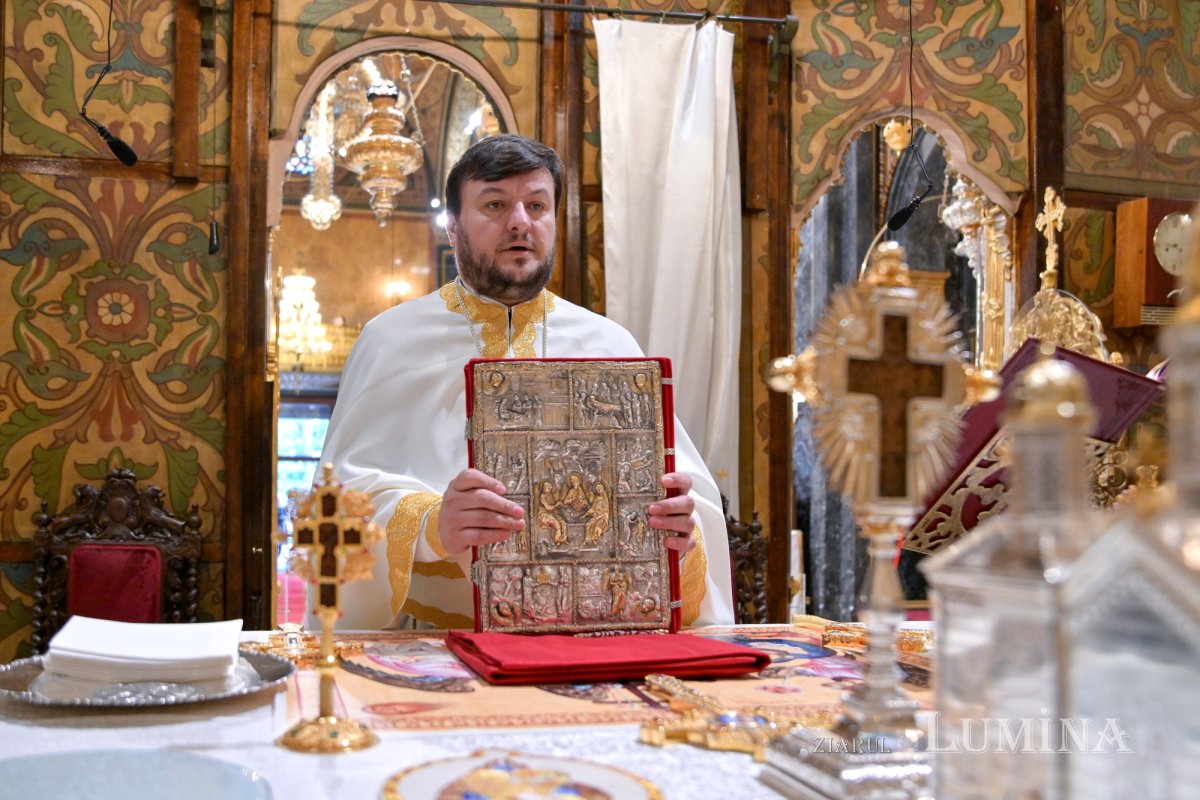 Strălucire liturgică la o biserică istorică monumentală 296011