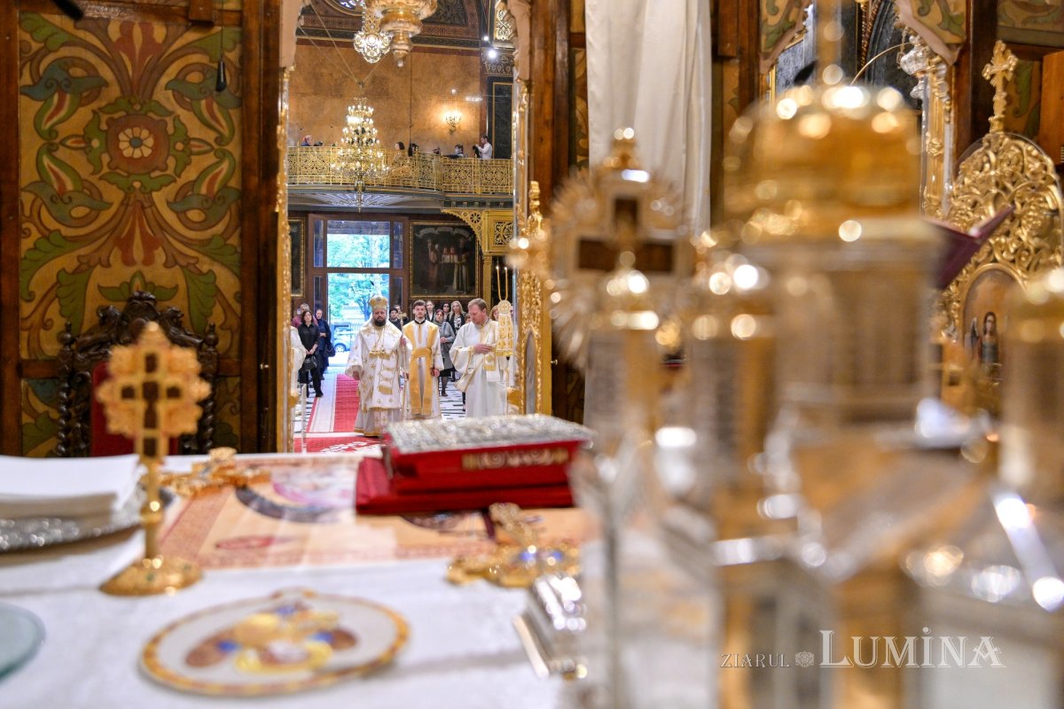 Strălucire liturgică la o biserică istorică monumentală 296012