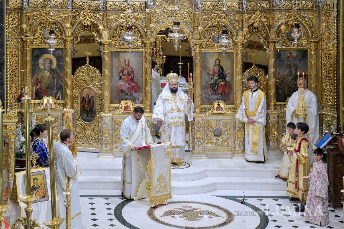 Strălucire liturgică la o biserică istorică monumentală 296027