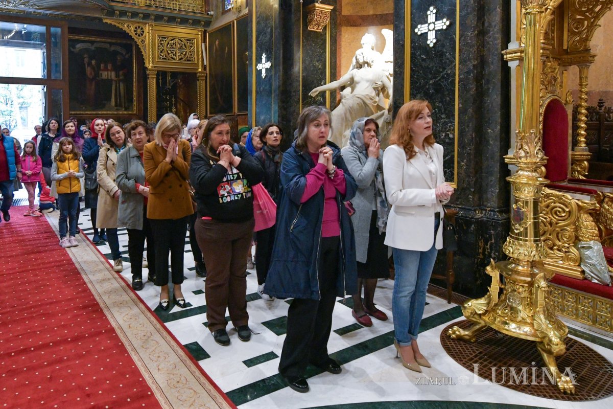 Strălucire liturgică la o biserică istorică monumentală 296038
