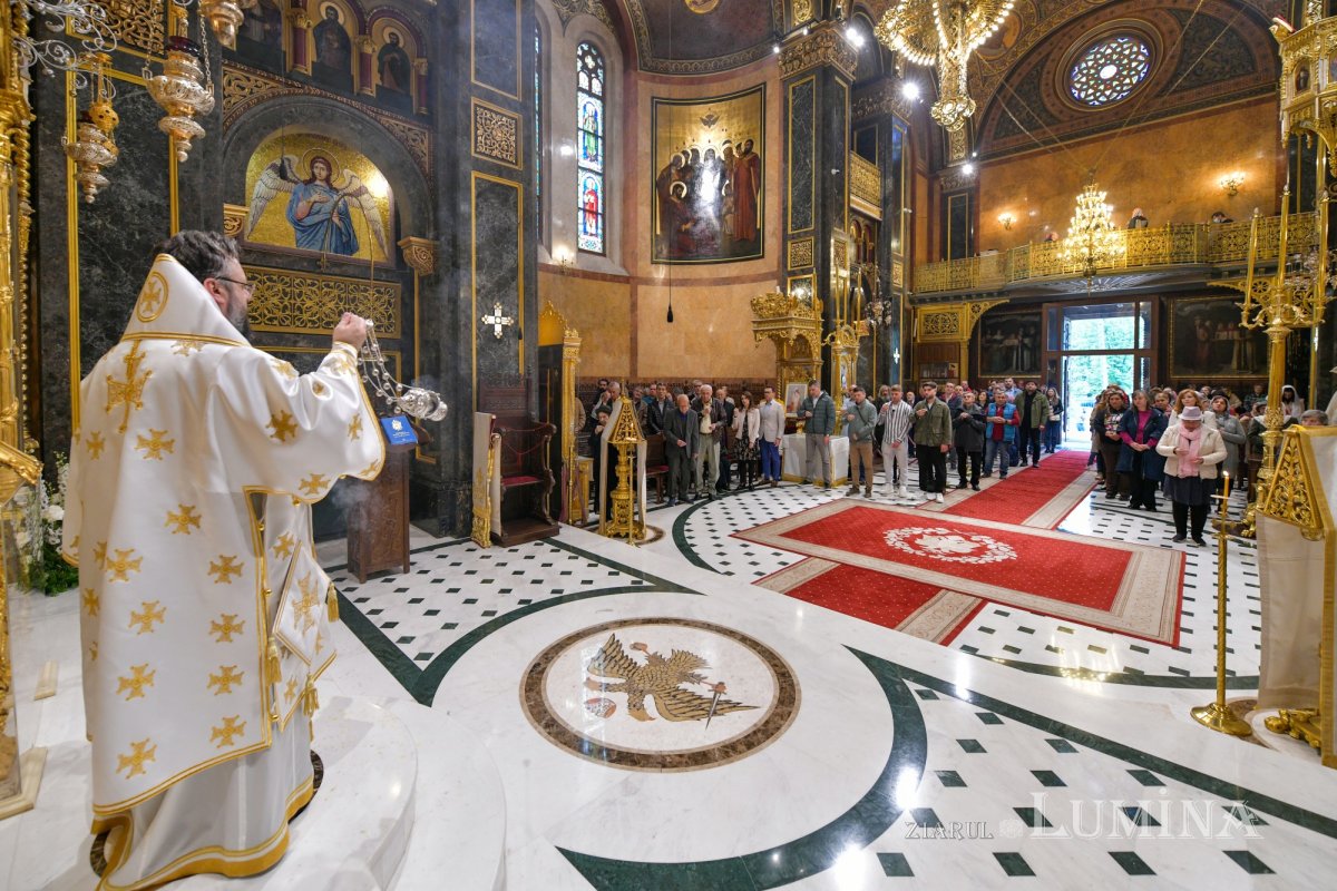Strălucire liturgică la o biserică istorică monumentală 296042