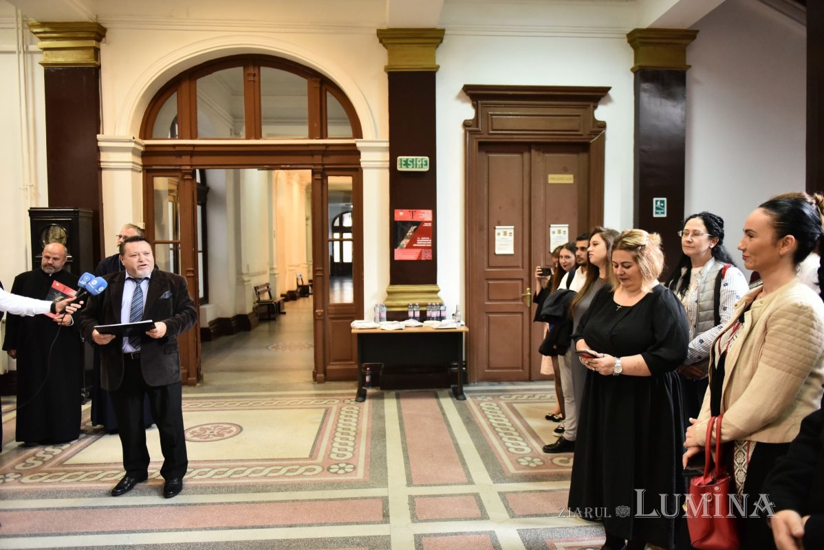 Expoziție fotografică dedicată unei activități educative  296822