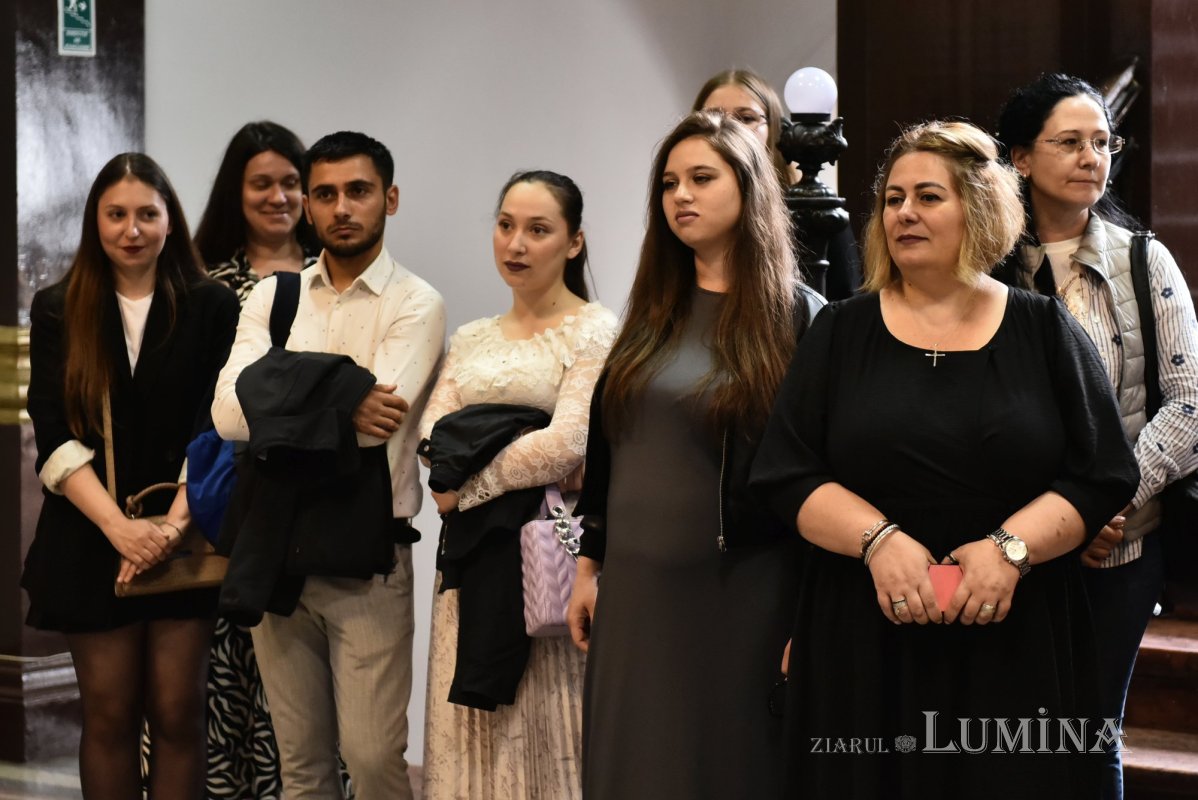 Expoziție fotografică dedicată unei activități educative  296825