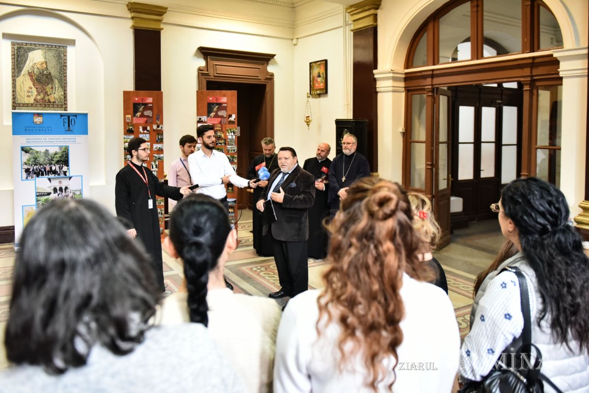 Expoziție fotografică dedicată unei activități educative  296826