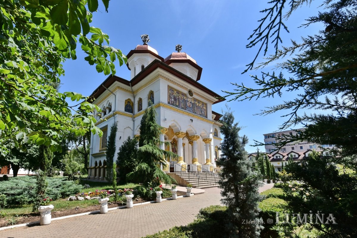 Sclipirile Luminii: Mănăstirea „Duminica Sfinţilor Români” 298697