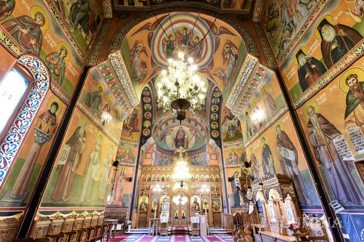 Sclipirile Luminii: Mănăstirea „Duminica Sfinţilor Români” 298700