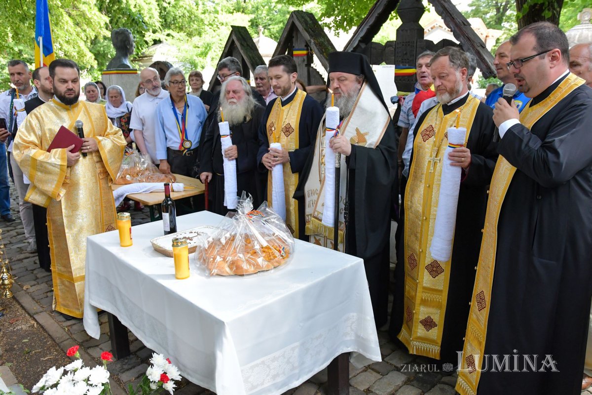 Pomenire sub ramuri umbroase a poetului Mihai Eminescu 299572