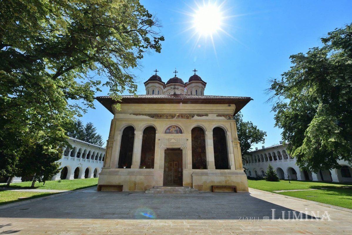 Sclipirile Luminii: Mănăstirea Căldăruşani 300538