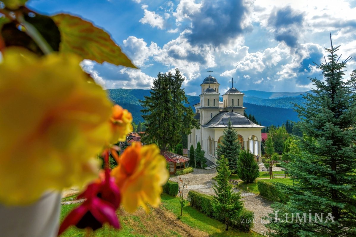 Sclipirile Luminii: Mănăstirea Caraiman 301089