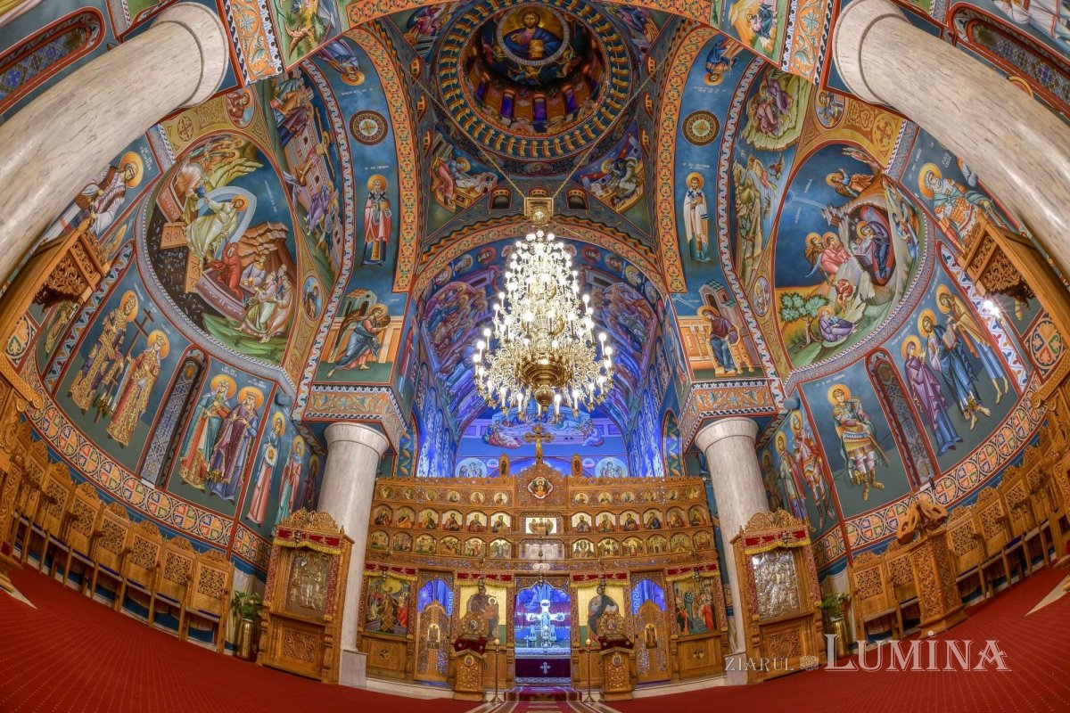 Sclipirile Luminii: Mănăstirea Caraiman 301091