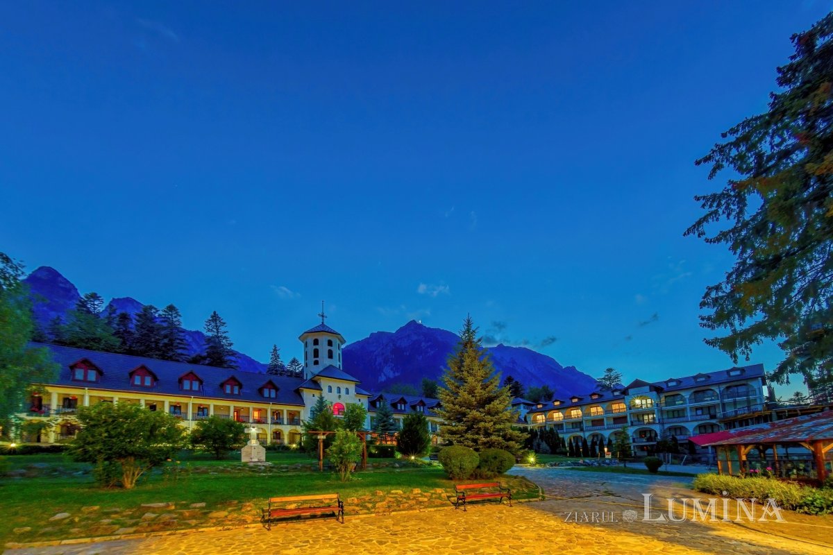 Sclipirile Luminii: Mănăstirea Caraiman 301092