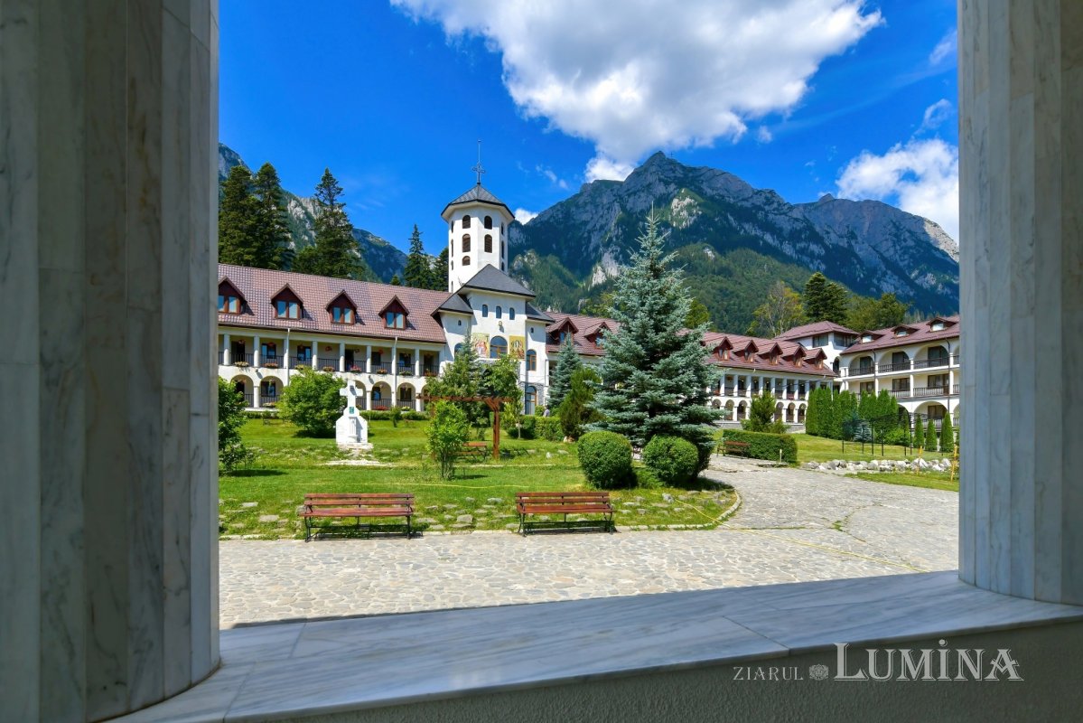 Sclipirile Luminii: Mănăstirea Caraiman 301093