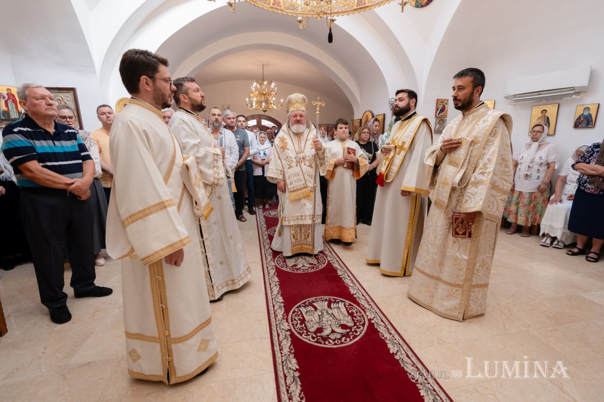 Binecuvântare arhierească la o parohie ilfoveană 301389