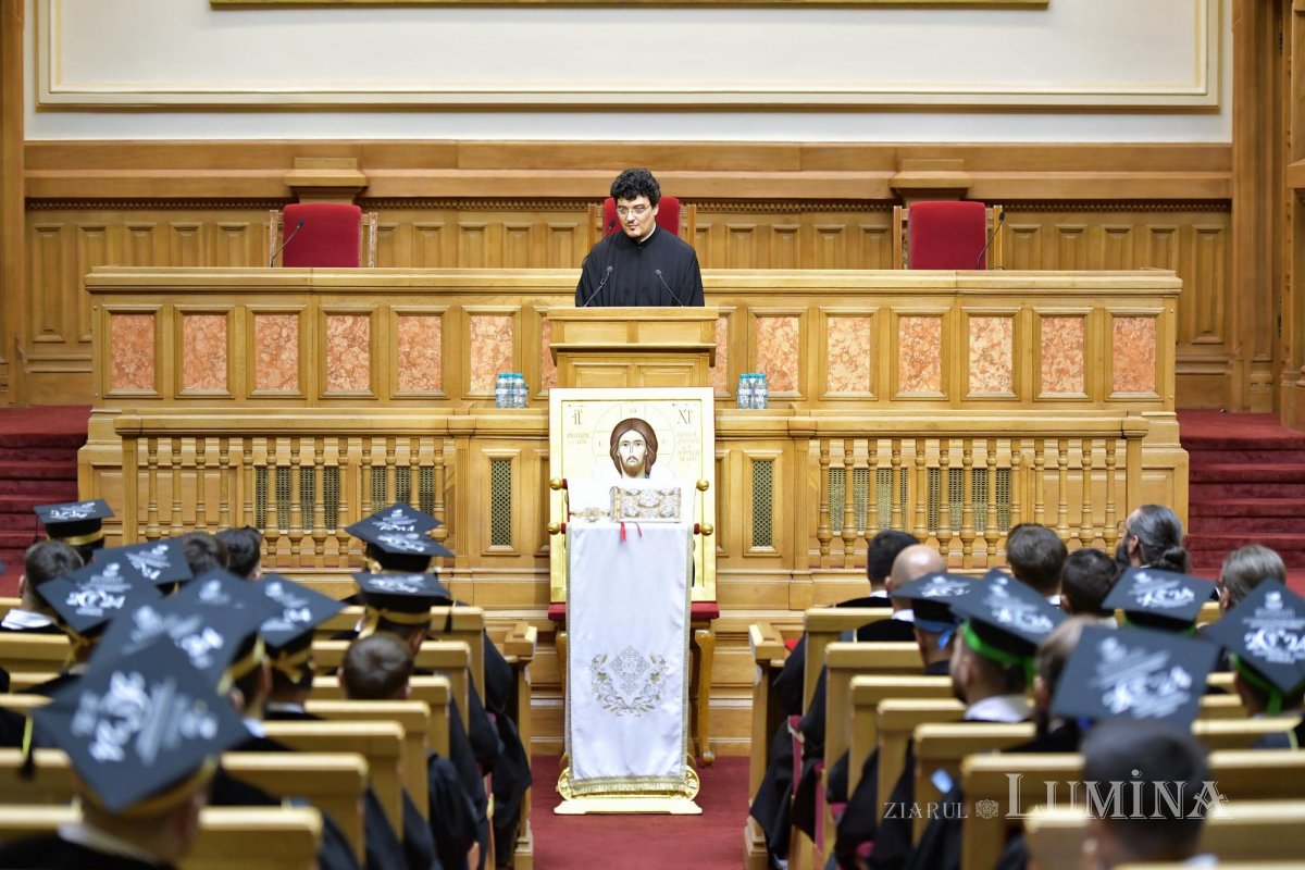 O nouă promoție de studenți teologi bucureșteni a depus jurământul de credință 301391