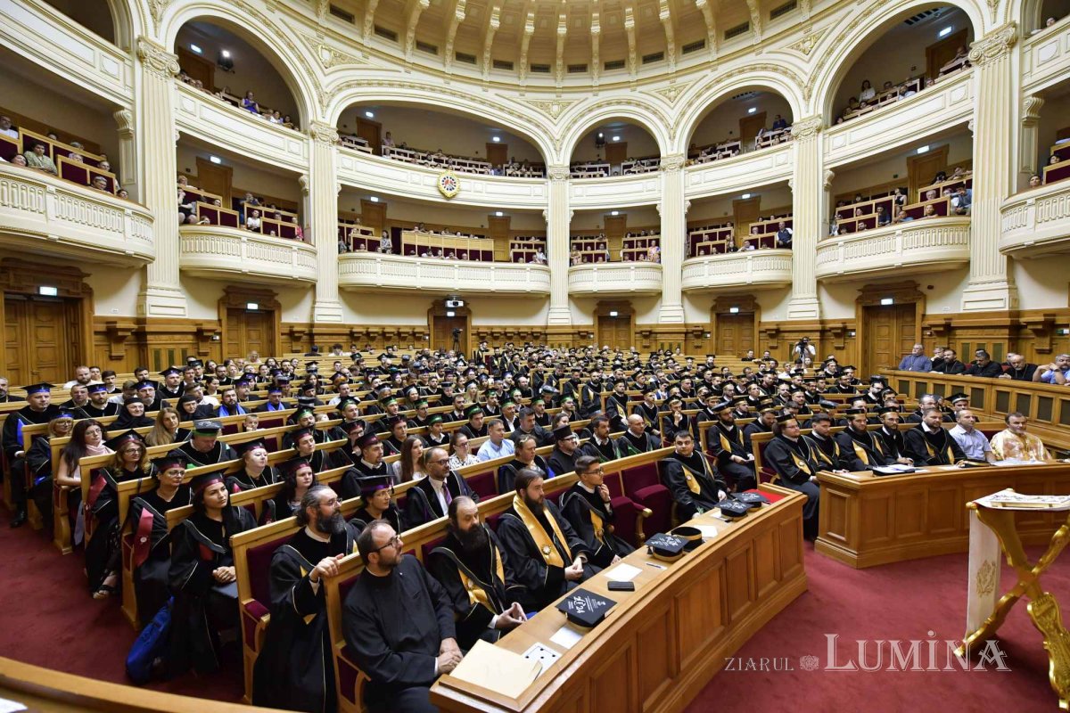 O nouă promoție de studenți teologi bucureșteni a depus jurământul de credință 301399