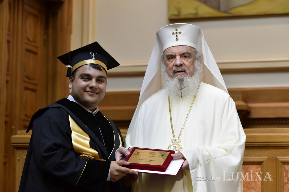 O nouă promoție de studenți teologi bucureșteni a depus jurământul de credință 301418