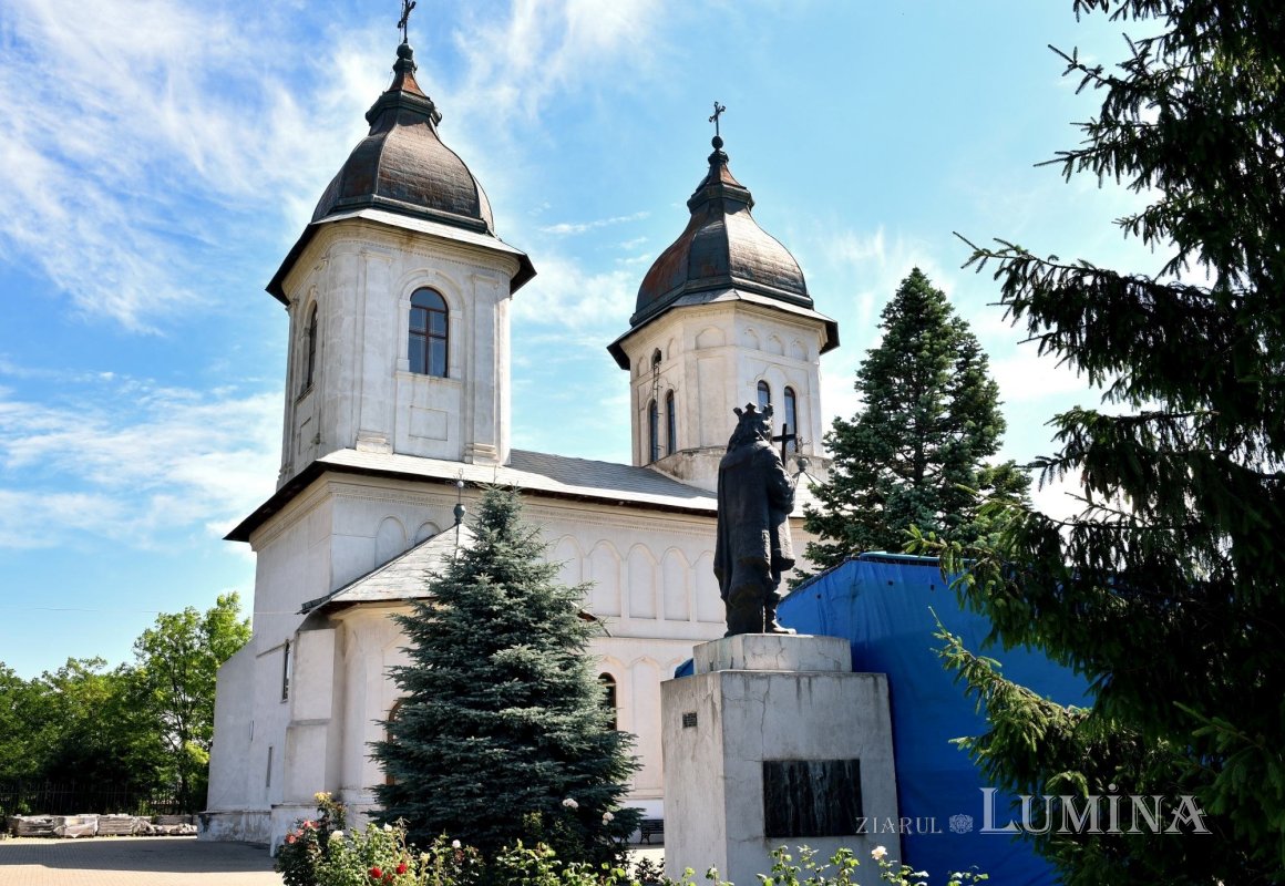 Sclipirile Luminii: Catedrala Episcopală din Huşi 301765