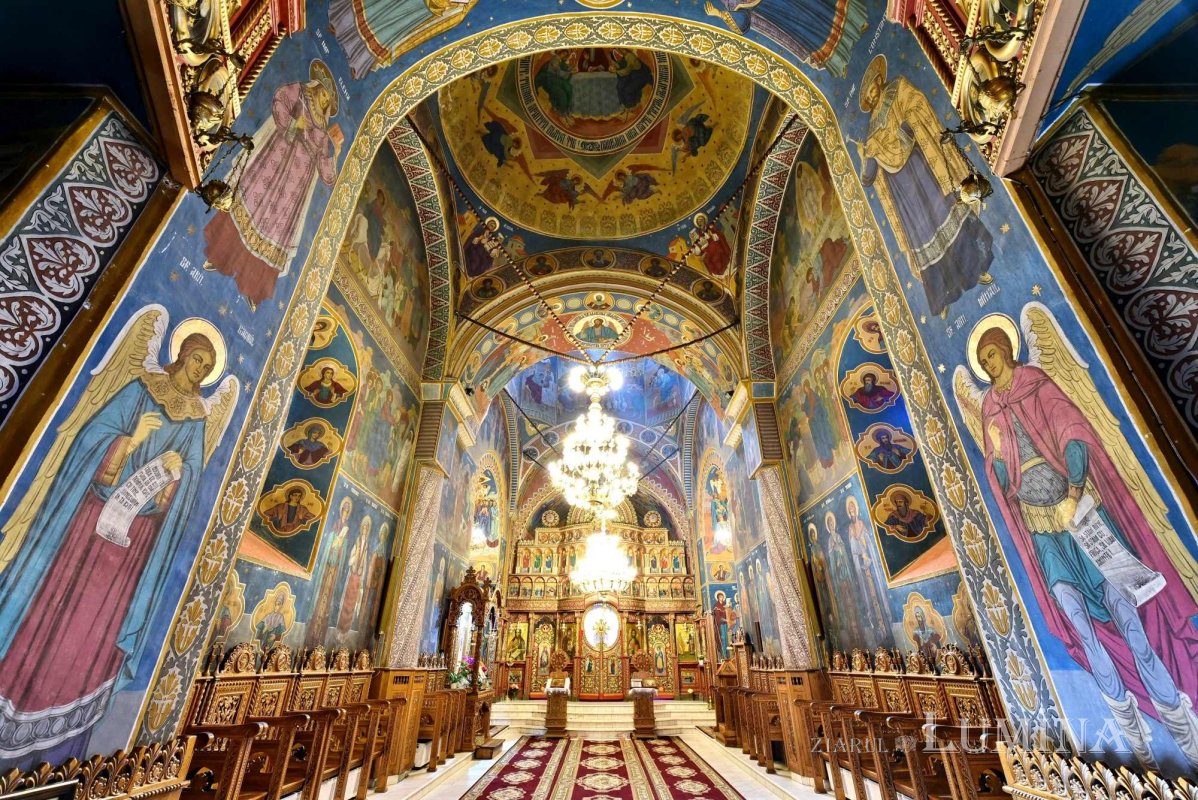 Sclipirile Luminii: Catedrala Episcopală din Huşi 301766