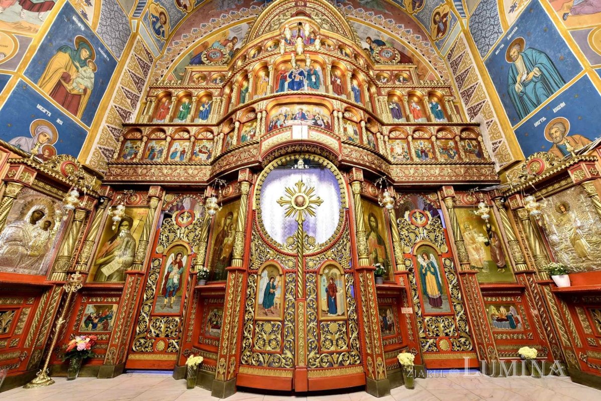 Sclipirile Luminii: Catedrala Episcopală din Huşi 301768