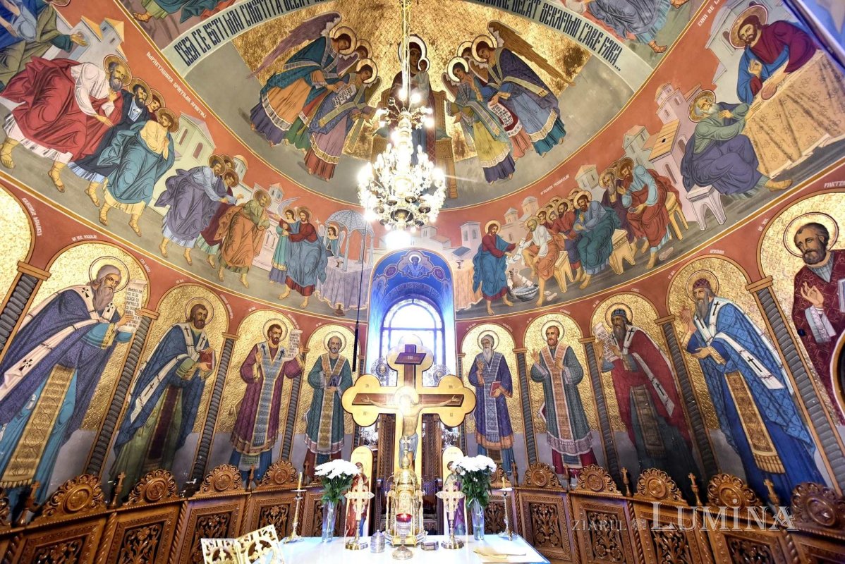 Sclipirile Luminii: Catedrala Episcopală din Huşi 301769