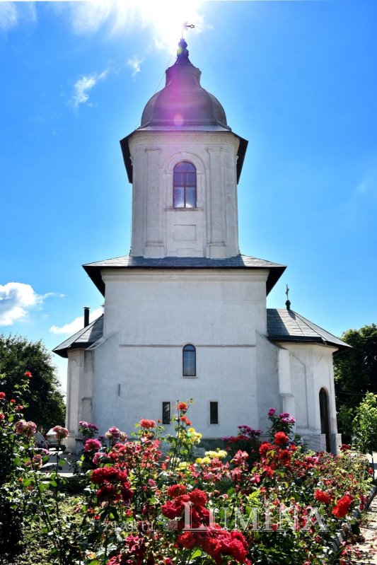 Sclipirile Luminii: Catedrala Episcopală din Huşi 301770